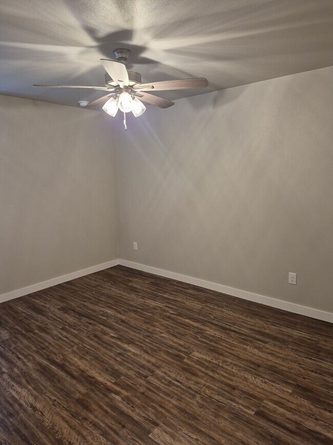 Building Photo - 501 E 21st St