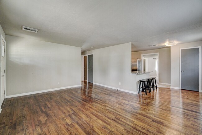 Building Photo - 712 Dakota St