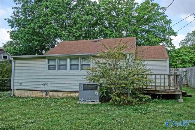 Building Photo - 2035 Vanderbilt Dr SW
