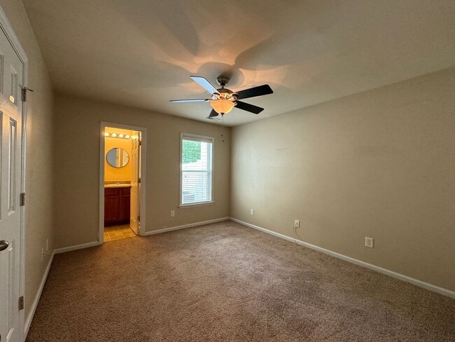 Building Photo - End Unit! Screened Porch!