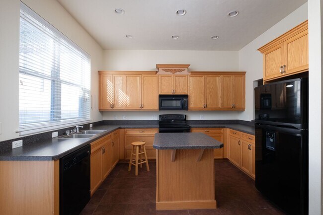Building Photo - Exclusive Townhome with garage - Regents Park