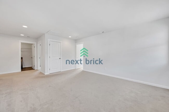 Building Photo - Spacious 5 bedrooms and 3 bathrooms Cul-de...