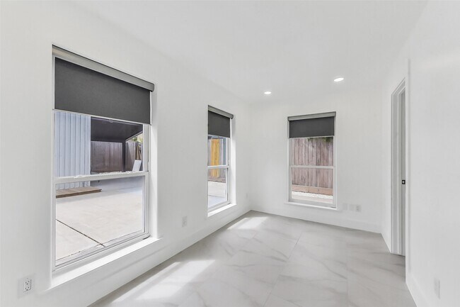 Building Photo - 1813 Crockett St