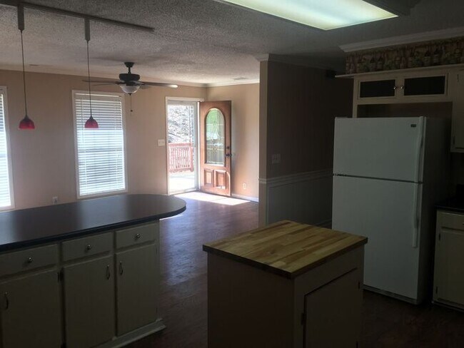 Building Photo - 620 Pine Oaks Dr