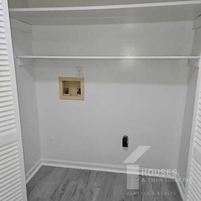 Building Photo - 10 River Ct