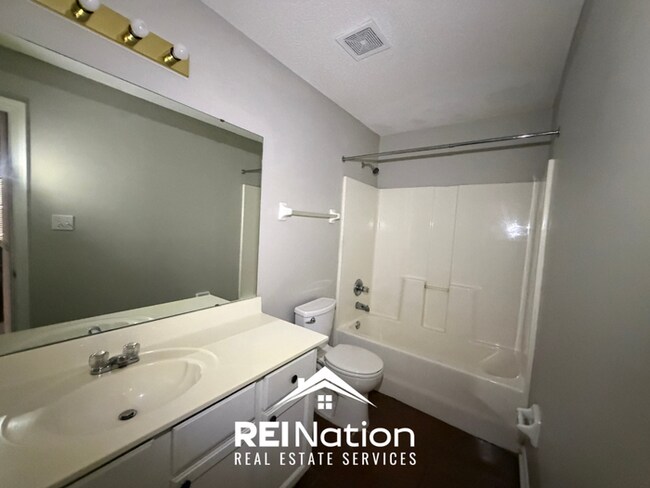 Building Photo - INCREDIBLE LAYOUT! 3BR/2BA Memphis Gem | Vaulted Ceilings & Soaking Tub | Deck & Fenced Yard!