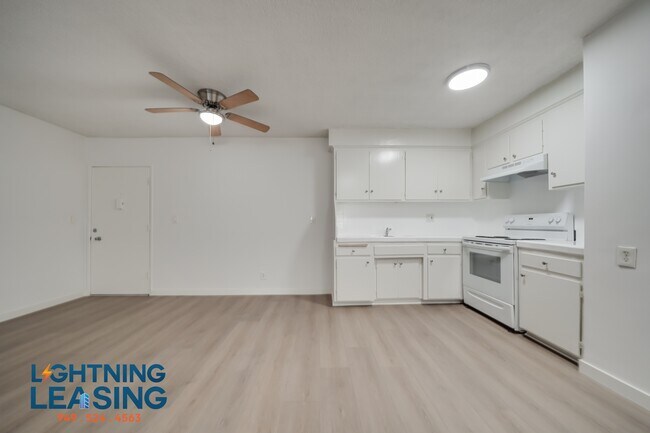 Building Photo - 702 Irolo St