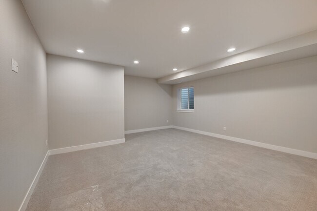 Building Photo - $3,750 - 4 Bed, 3.5 Bath Updated Townhome ...