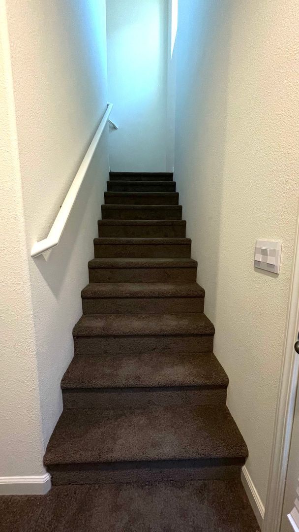 Building Photo - 4 year old 5 bedroom 2.5 bath home