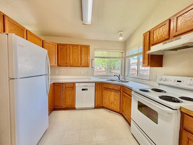 Building Photo - Beautiful Duplex with Attached Garage and ...