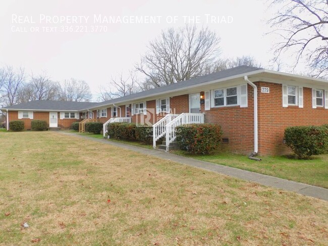 Primary Photo - Quaint 2bd/1ba apartment available in Gree...