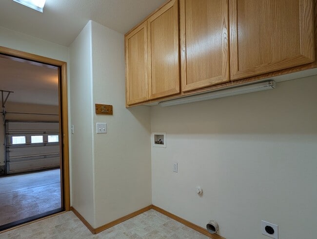 Building Photo - Beautiful 3-Bedroom, 2-Bath Home With fenced yard!