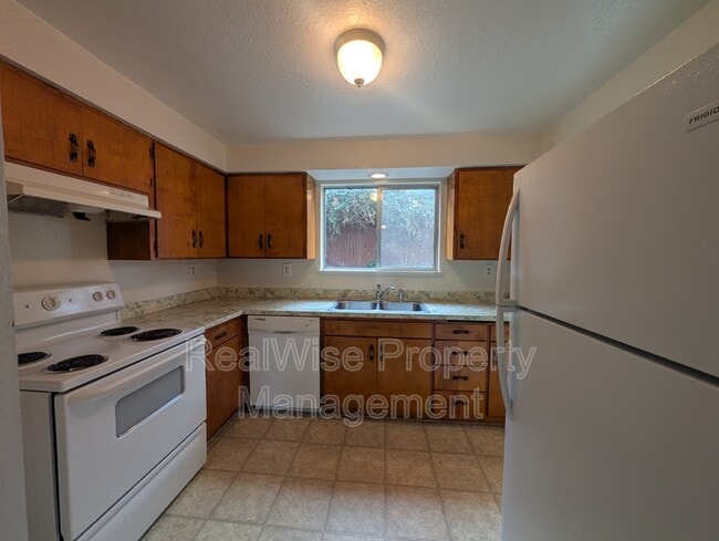 Building Photo - 84 SE Grape Ave