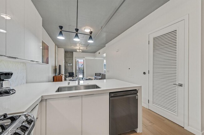 Building Photo - 353 E Bonneville Ave