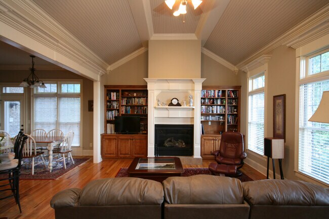 Building Photo - 27 Carriage Hill