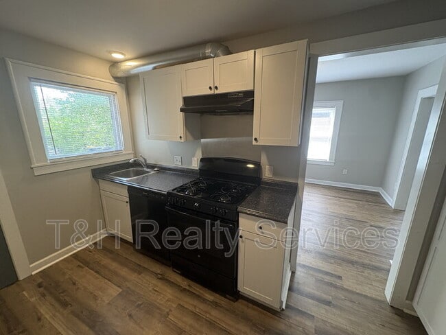 Building Photo - 637 N Gray St