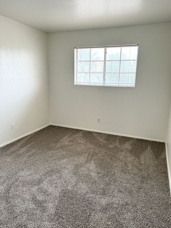 Building Photo - Stunning 4 Bedroom/2.5 Bath Home in Ahwatukee