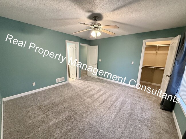 Building Photo - Beautifully Updated 3 Bedroom