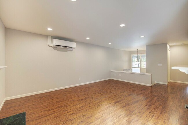 Building Photo - 2Bd/1.75Ba Kirkland Townhouse