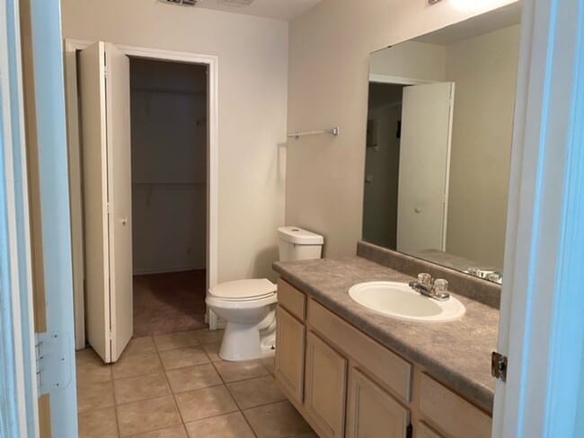 Building Photo - Hamptons in Metrowest  3 bedroom 2 Bath wi...