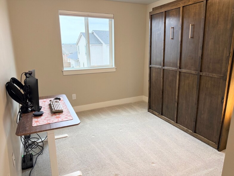 Building Photo - 3215 NE Boulder Crk Dr