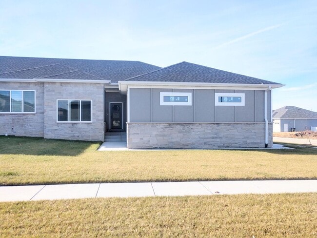 Building Photo - Beautiful Luxury Townhome