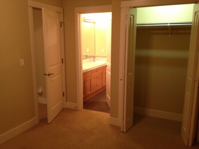 Building Photo - 3bd/2.25ba Seattle Home