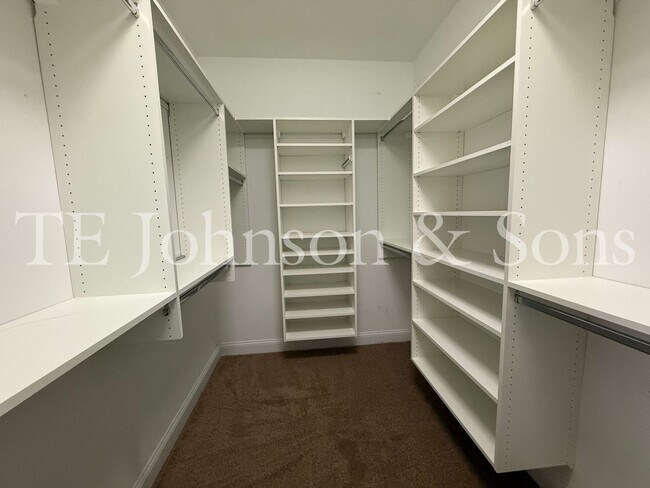 Building Photo - Beautifully Appointed Home in Clemmons