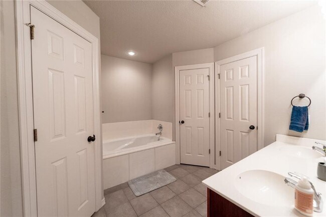 Building Photo - 3449 Mulberry Ln