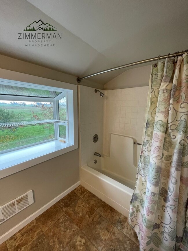 Building Photo - Adorable Updated Farmhouse in Creswell, OR