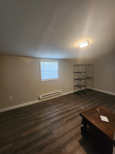 Building Photo - 206 E Peck St