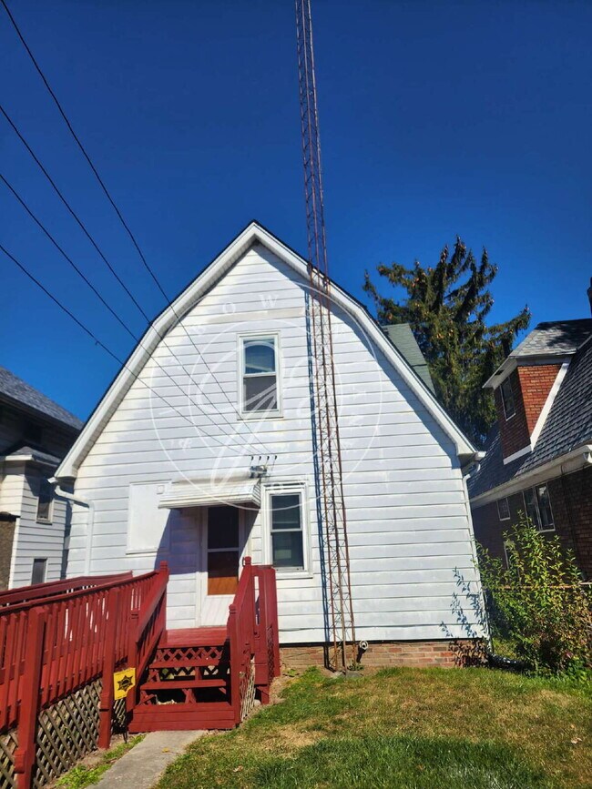 Building Photo - 4 bed 2 bath with 1st floor bedroom and ba...