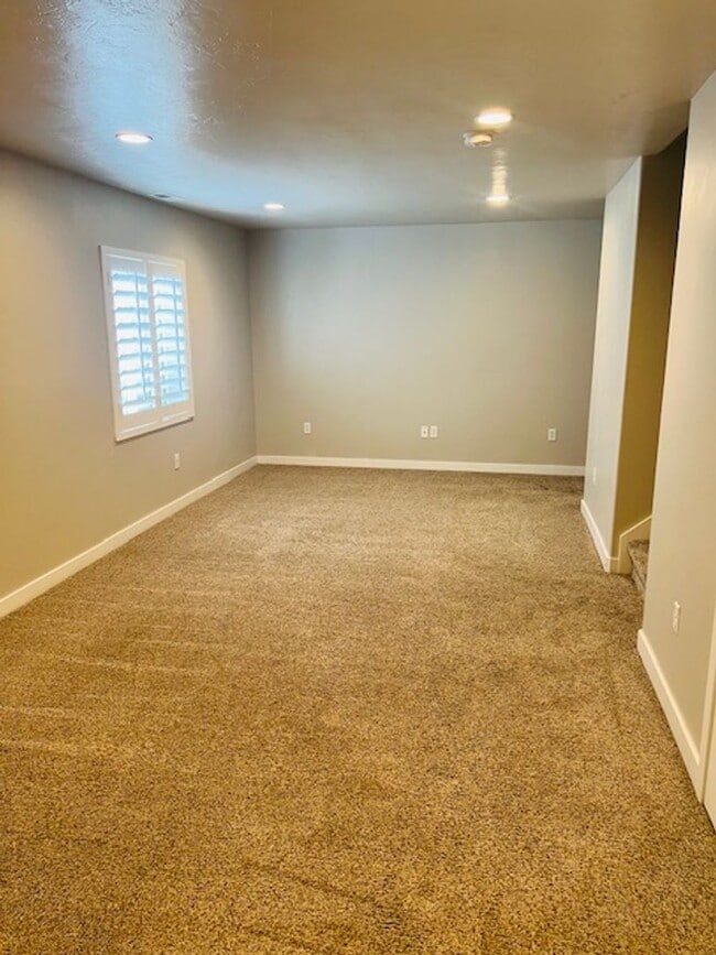 Building Photo - Beautiful home with central air and 2 car garage.