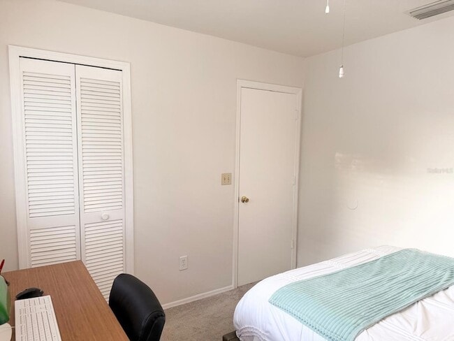 Building Photo - 5027 SW 16th Pl