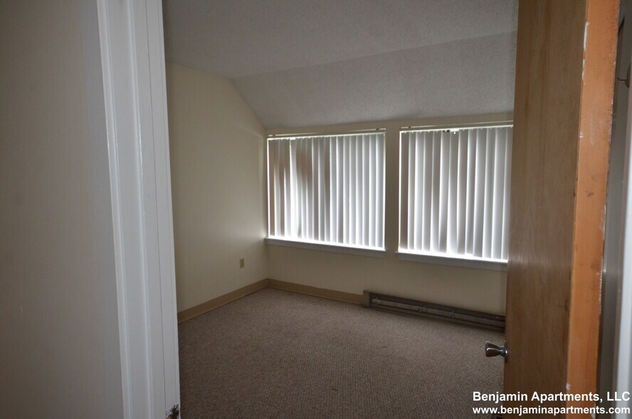 Building Photo - 142 North Beacon St