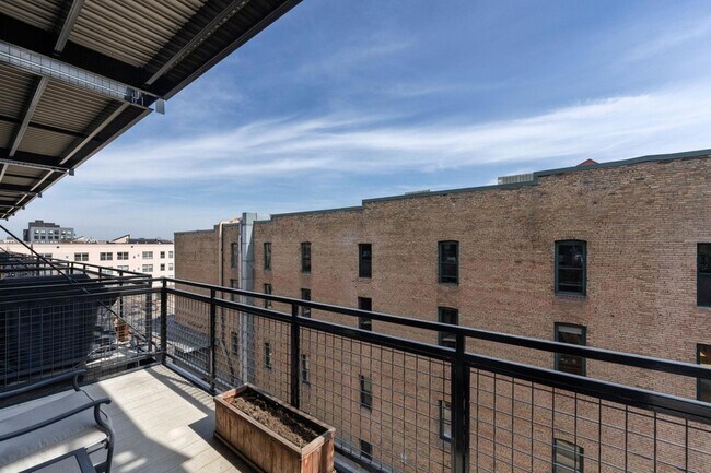 Building Photo - 618 N Washington Ave