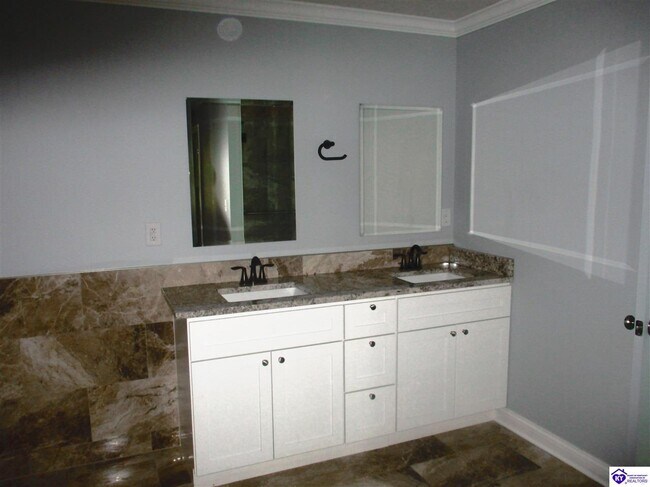 Building Photo - 130 Diamond Ct