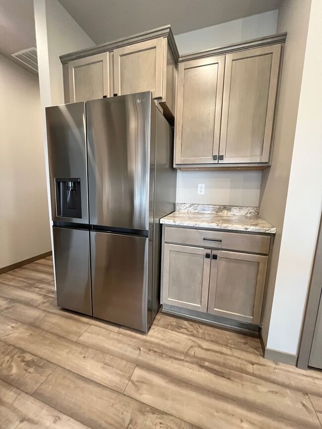 Building Photo - Spacious 2 Bed/2 Bath House with 3 Car Garage!