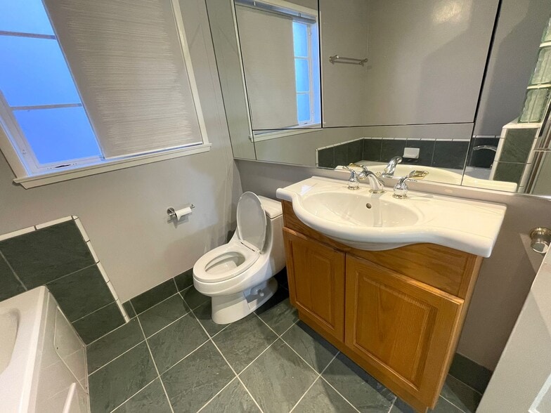 Building Photo - 2010 24th St