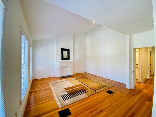 Building Photo - Beautifully Renovated 2bdrm/1.5bth Row House Located in Historic Church Hill!!