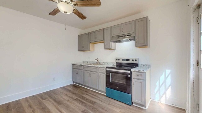 Building Photo - Newly Renovated 2 Bedroom Apartment - Heat...