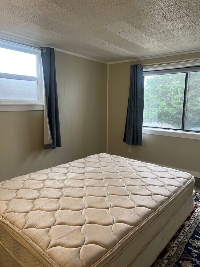 Building Photo - Renton 2 bedroom 1 bath home available now!