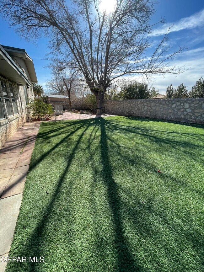 Building Photo - 10024 Fenway Dr