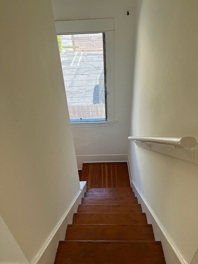 Building Photo - Oceanview Two Bedroom Apartment with Laund...