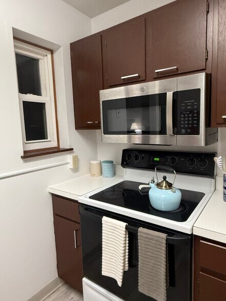 Building Photo - 1049 Danby Rd