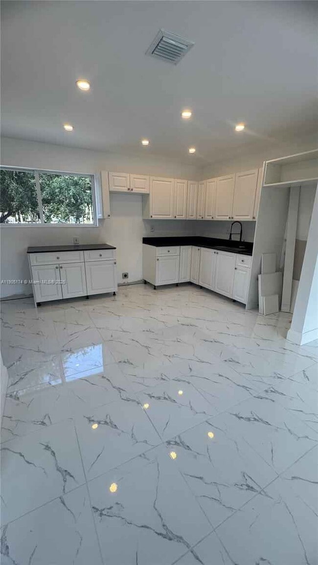 Building Photo - 901 NW 116th St