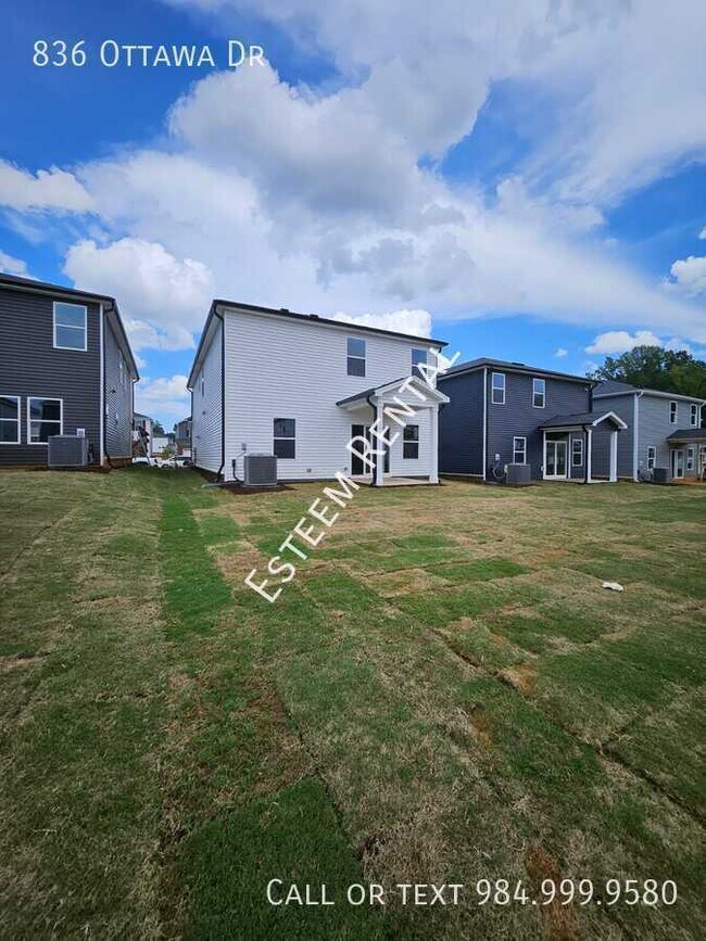 Building Photo - 836 Ottawa Dr