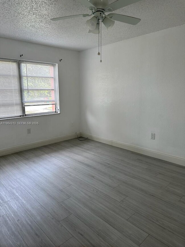 Building Photo - 13701 Kendale Lakes Cir