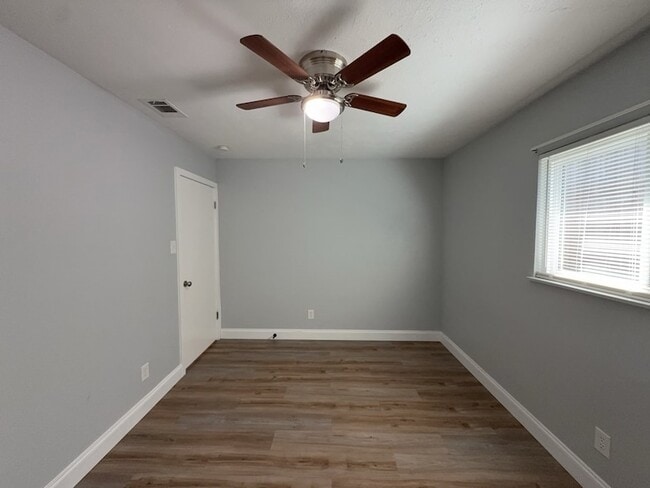 Building Photo - 8917 Vernon Dr