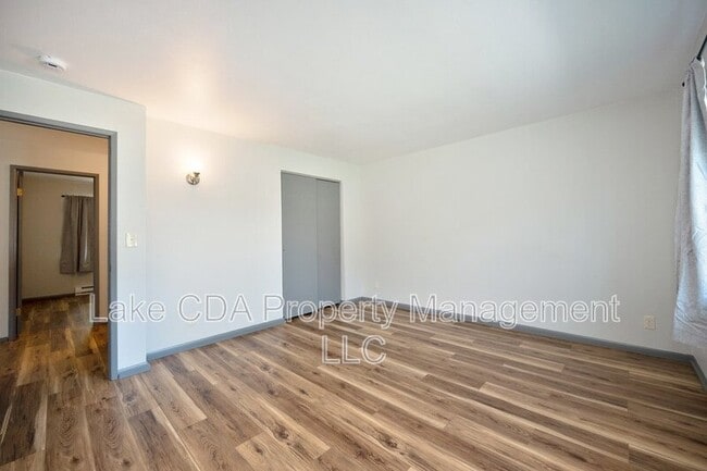 Building Photo - 1421 E Randle Ave